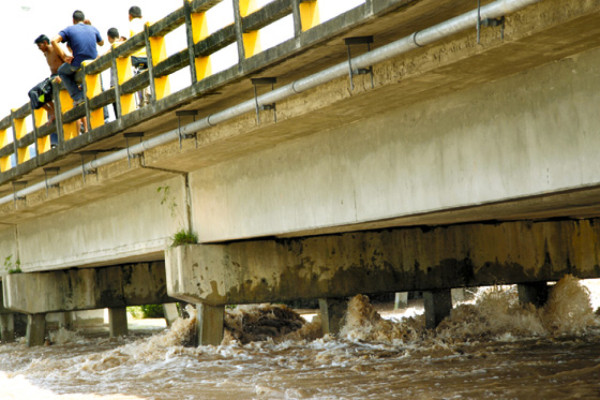 Honduras realiza nueva descarga en El Cajón