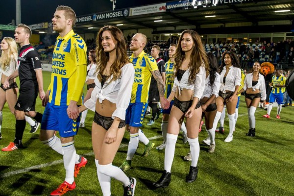 Equipo holandés cambia a niños por modelos en ropa interior