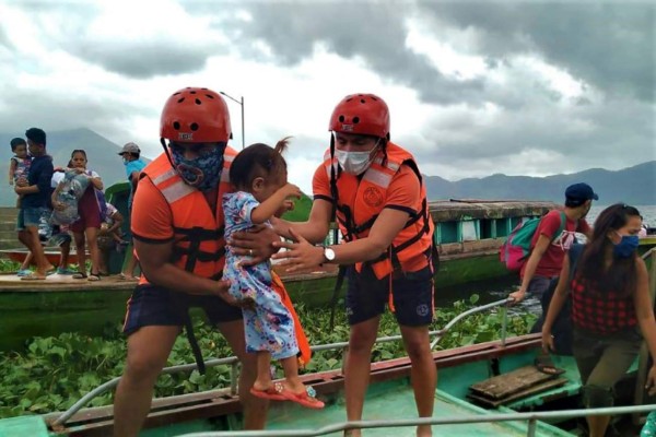 Filipinas evacua a casi un millón de personas ante súper tifón Goni