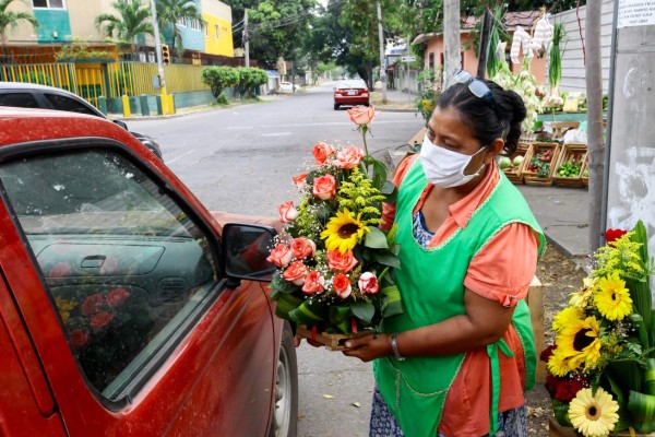 Camina tres horas desde Choloma para vender flores