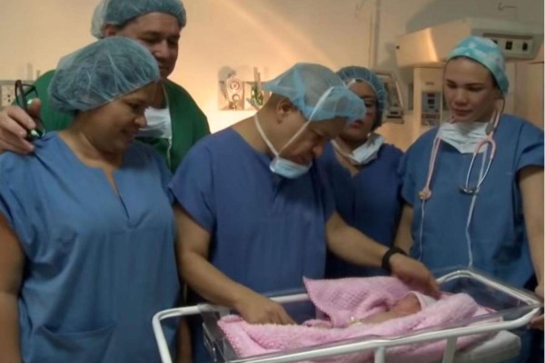 Bebé nace 'embarazada' de su hermano gemelo en Colombia