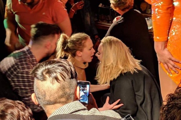 Video: Adele y Jennifer Lawrence son captadas en desenfrenada fiesta en un bar gay