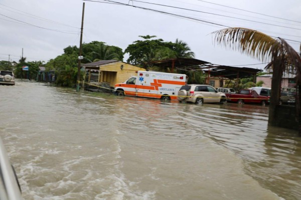 Fuertes lluvias inundan principales calles de Puerto Cortés
