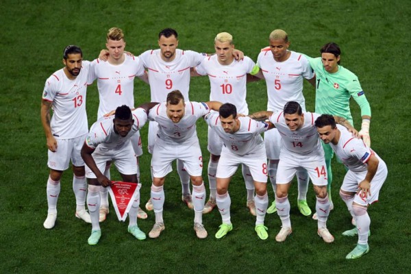 Switzerland's starting eleven pose for a group picture during the UEFA EURO 2020 round of 16 football match between France and Switzerland at the National Arena in Bucharest on June 28, 2021. (Photo by Daniel MIHAILESCU / POOL / AFP)