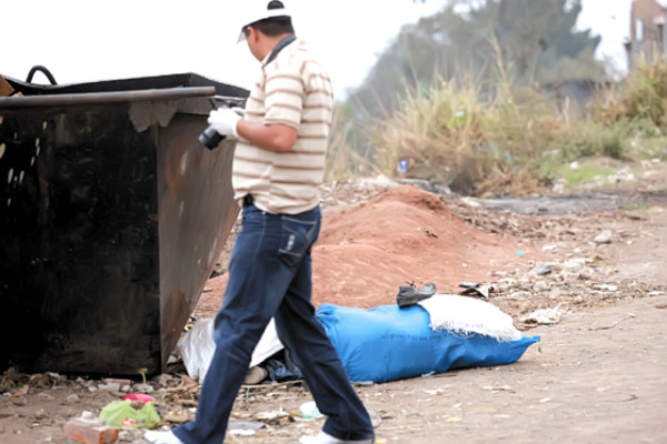 Descubren cadáver de hombre en un saco