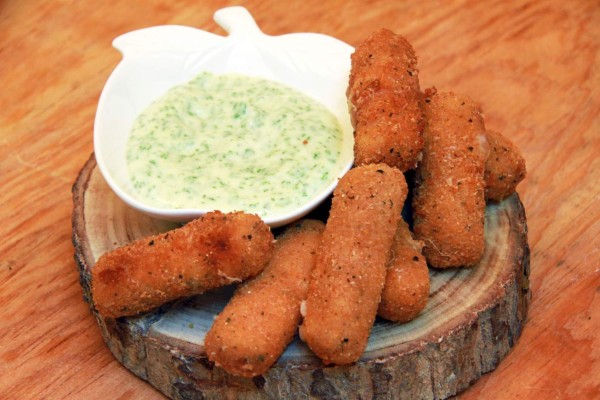 Cómo preparar palitos de queso con hierbas