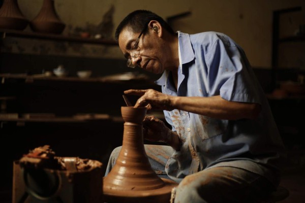 Artesanos salvadoreños con discapacidad vencen barreras a través del barro