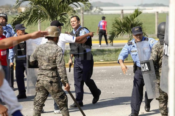 Después se escucharon ráfagas de disparos, la policía intervino.