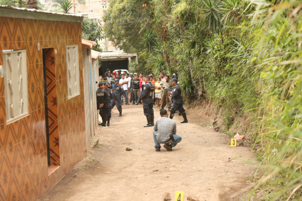 Lo persiguen en callejón y lo ultiman