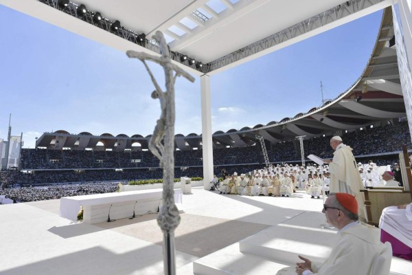 El Papa termina visita a Emiratos con multitudinaria misa y agradecimientos