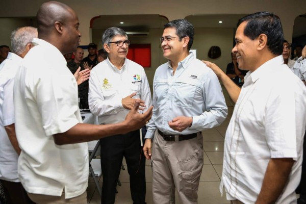 Juan Orlando Hernández se reúne con alcaldes de Yoro, Atlántida y Colón