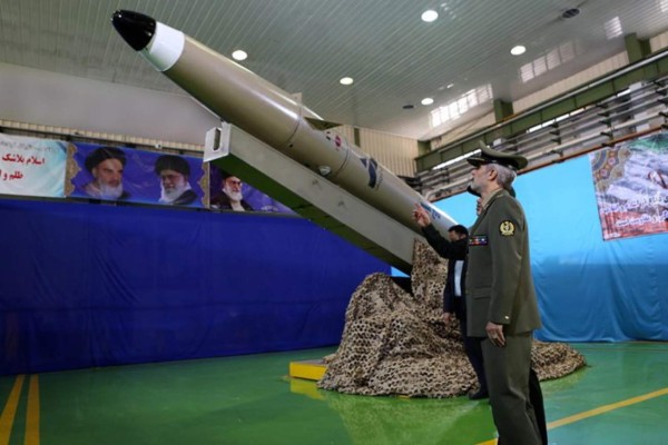 Irán presenta un nuevo misil balístico, probado con 'éxito'