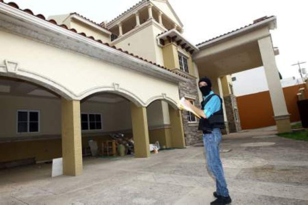 Aseguran 5 propiedades más del exdirector del Seguro Social