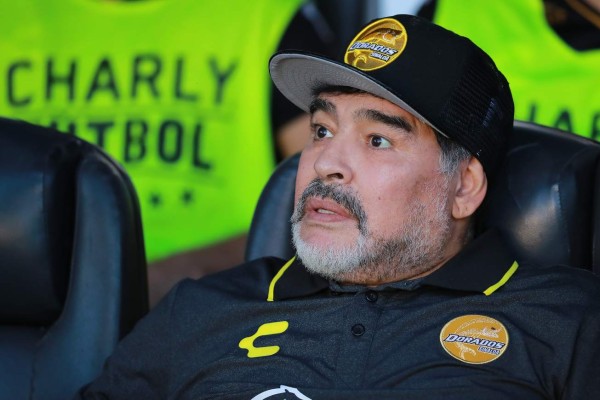 Autoridades argentinas retienen a Maradona luego de su arribo a Buenos Aires