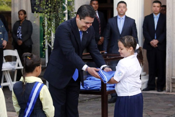 La Bandera de Honduras también ondea en la isla Conejo