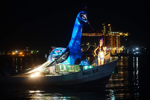 La Noche Veneciana deleitó con luces, música y creativas góndolas