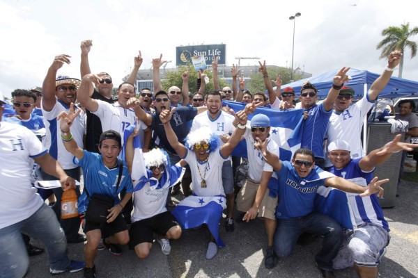 Apoyo incondicional de la afición hondureña a la Bicolor en Miami