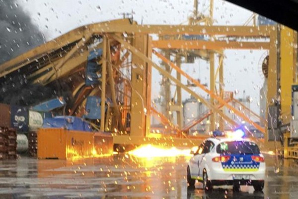 Video: barco choca contra un muelle del puerto de Barcelona y provoca un incendio