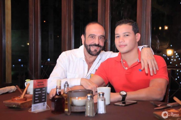 Eduardo Zablah junto al joven Denuart Sánchez.