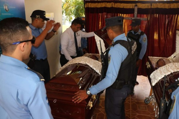 Policía rinde homenaje a subinspectores fallecidos en liberación de 'El Porkys'