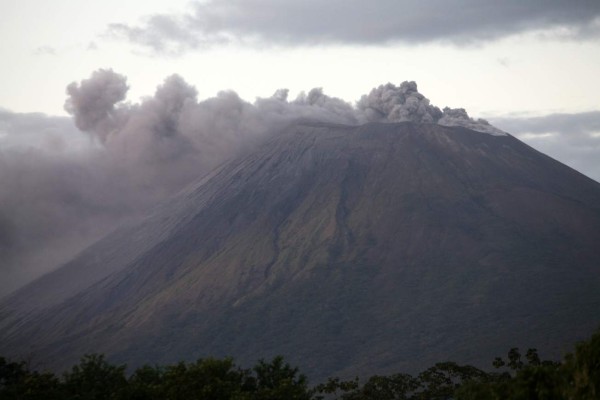 El volcán más alto de Nicaragua produce 14 explosiones