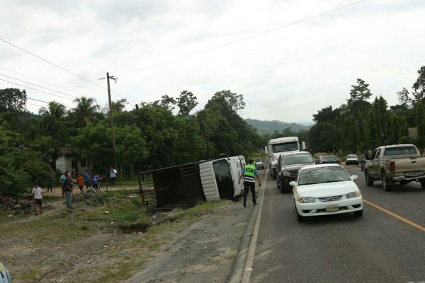 Camión vuelca y genera congestionamiento en carretera a Tela
