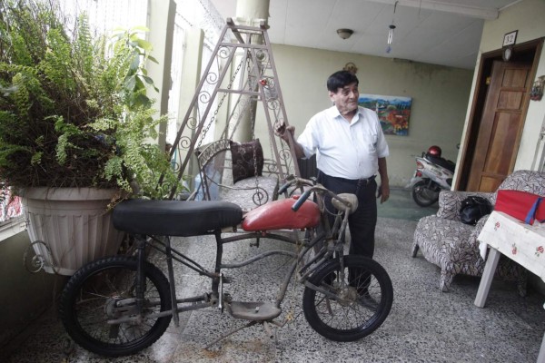 A los 80 años quiere reparar la moto que hizo en su juventud