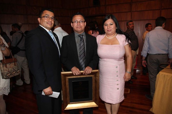 Carlos Mauricio Flores recibe el premio Álvaro Contreras