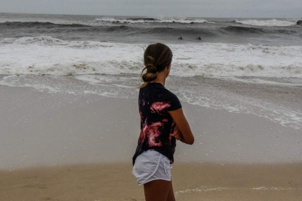 La tormenta tropical Henri toca tierra en la costa este de EEUU