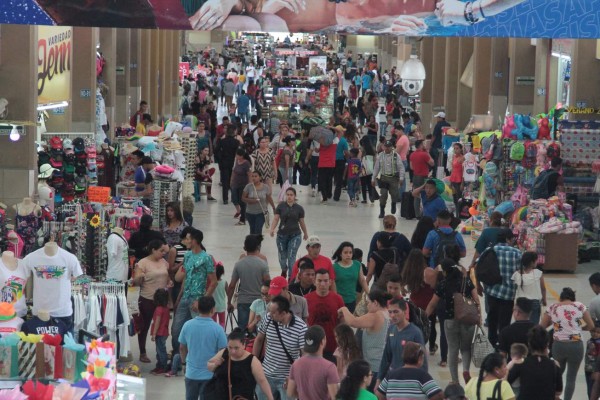 Viajeros saturan terminales aérea y terrestre en San Pedro Sula