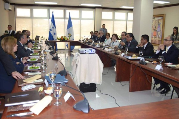 Continúan trabajos de integración aduanera