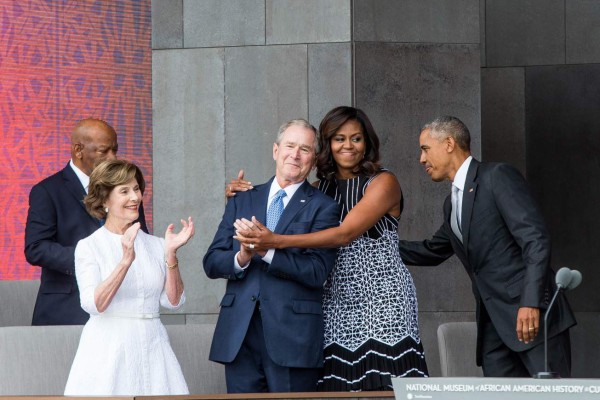 Video: Bush le pide ayuda a Obama para tomar una selfie