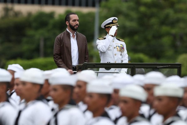Nayib Bukele recibe el bastón de mando de la Fuerza Armada