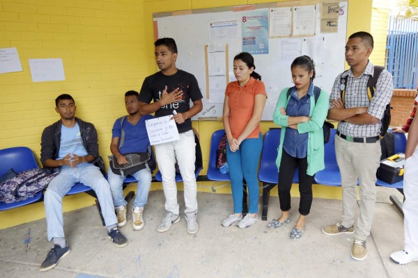 Estudiantes becarios exigen pagos atrasados en la Unah