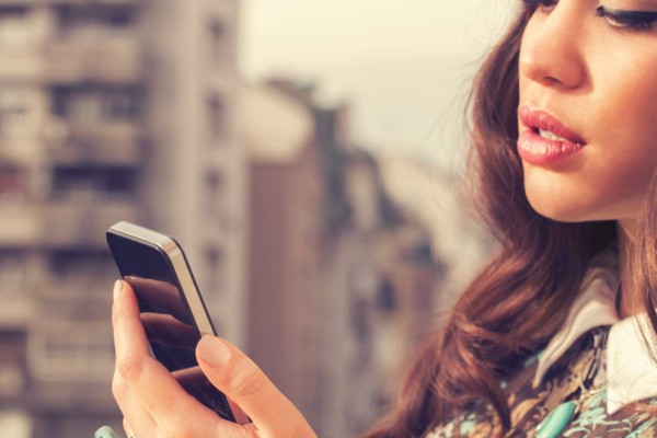 Usuarios ven sus teléfonos móviles más de 40 veces al día, según encuesta global