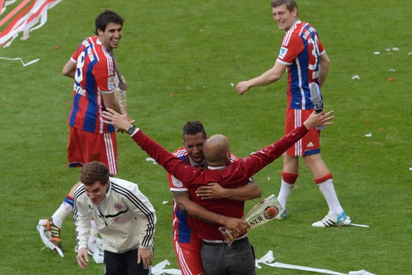 Pep Guardiola recibe la tradicional ducha de cerveza del campeón