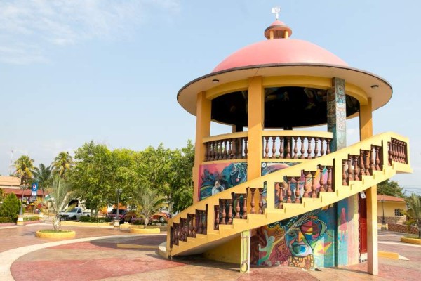 Quiosco en el Parque Central: Dentro del quiosco se encuentran a la venta un sinnúmero de juegos tradicionales. Estos son elaborados por los sanmarqueños y estudiantes del Instituto Técnico La Libertad.