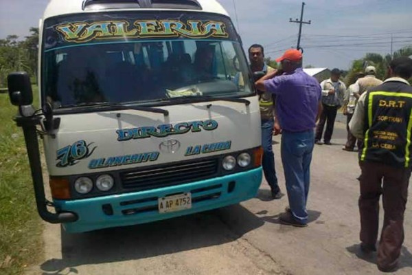 Veraneantes pasan por rigurosos operativos en La Ceiba