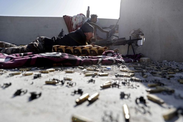 Fuerzas iraquíes en batalla con los yihadistas en el interior de Mosul