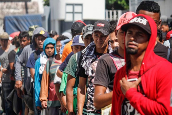 Más de 10,000 migrantes buscan entrar en México solicitando asilo