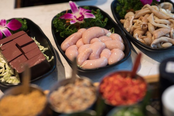 Testículos de pollo y almejas gigantescas, manjares de moda en Hong Kong