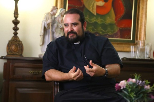 Teniente de reserva se hizo sacerdote en Alemania