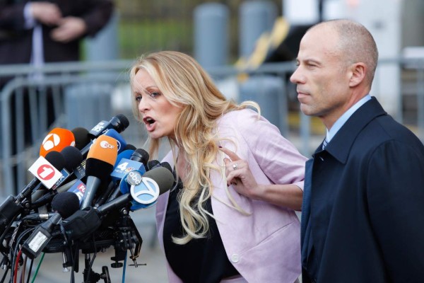 Stormy Daniels es detenida por dejarse tocar en un 'striptease'