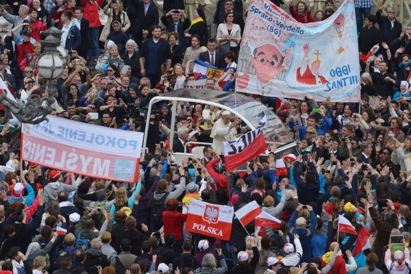 Francisco proclama santos a dos papas 'restauradores' de la Iglesia católica