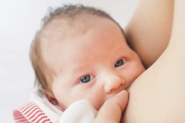 ¿La leche materna directamente del seno es mejor?