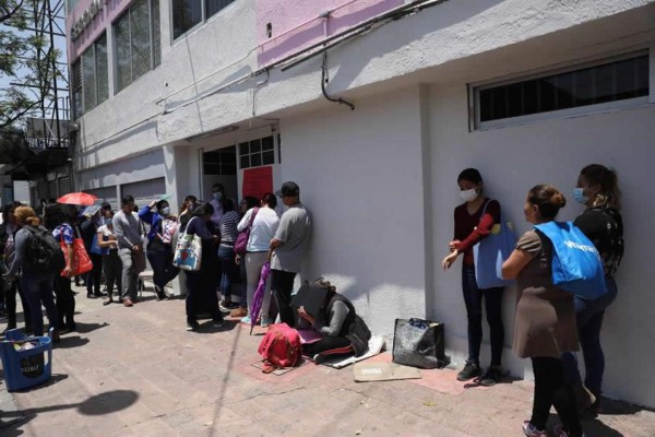 México contrata a 300 médicos y enfermeras en dos días por el COVID-19