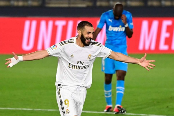 Real Madrid goleó al Valencia y sigue en la pelea por la Liga Española