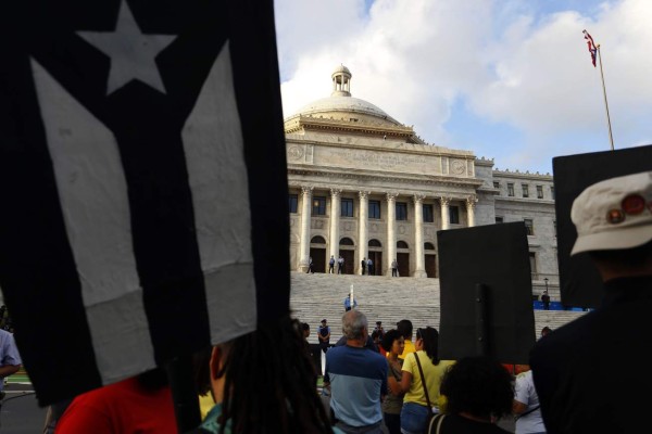Protesta en el Capitolio de Puerto Rico deja 21 policías heridos