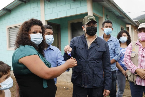 Presidente Hernández entrega 51 viviendas a hondureños afectados por Eta y Iota