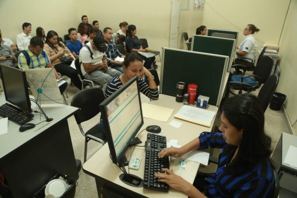 Egresados y pasantes universitarios en aprietos por plazas